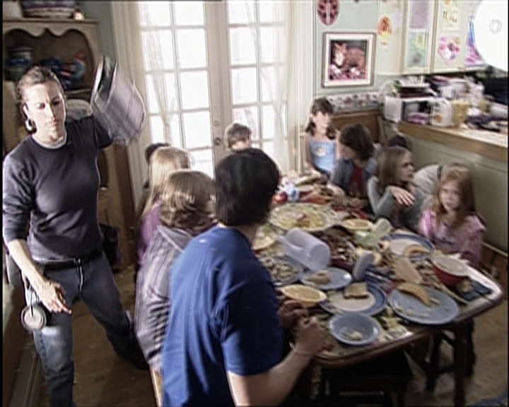 DailyDuff_dot_nl-CheaperByTheDozen-Featurette-CreatingAFictionalFamily0102.jpg