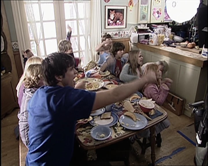 DailyDuff_dot_nl-CheaperByTheDozen-Featurette-CreatingAFictionalFamily0110.jpg