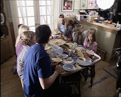 DailyDuff_dot_nl-CheaperByTheDozen-Featurette-CreatingAFictionalFamily0104.jpg