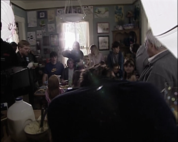 DailyDuff_dot_nl-CheaperByTheDozen-Featurette-FrogsAndEggs0060.jpg DailyDuff_dot_nl-CheaperByTheDozen-Featurette-FrogsAndEggs0060.jpg