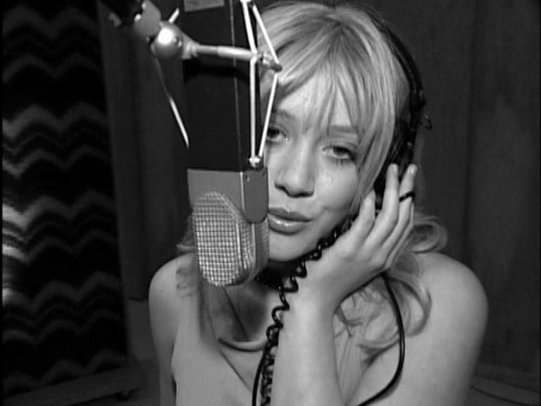 DailyDuff-dot-Org_LizzieMcGuireTheMovie-InDeOpnamestudioMetHilary_Captures00012.jpg
