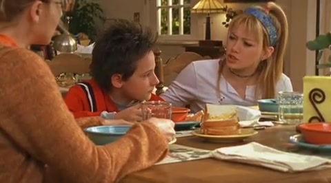 DailyDuff-dot-org_LizzieMcGuire-2x07TheLongestYard0045.jpg