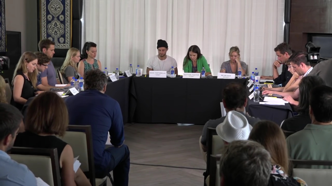 DailyDuff-dot-nl_Younger-S2TableRead0059.jpg