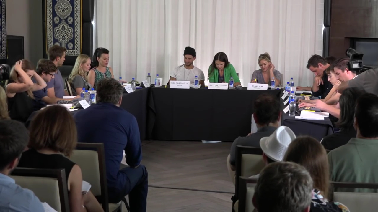 DailyDuff-dot-nl_Younger-S2TableRead0070.jpg